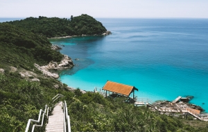 Hermosa Malasia con la ciudad y la playa