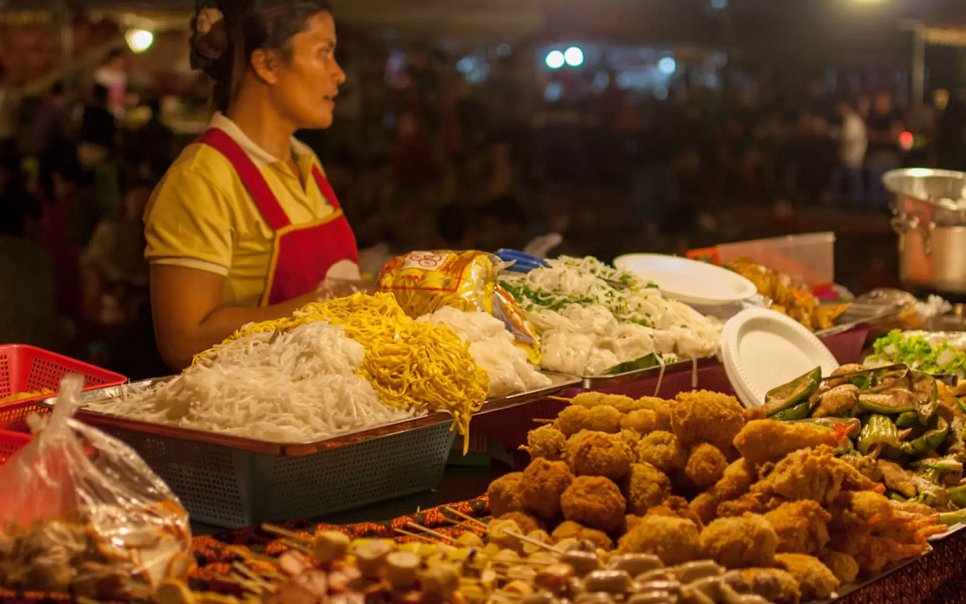 Siem Reap – Vuelo a Phnom Penh – Tour de comida callejera (D, C)