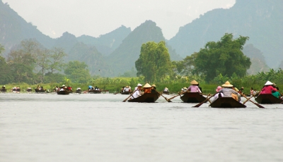 Libera tu alma en el encantador paisaje de montañas y ríos en la Pagoda Huong, Hanoi