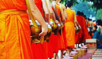 Tak Bat, Ceremonia matutina de limosna a los monjes en Luang Prabang